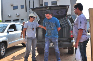 Servidor acusado de aliciar meninos é levado para a Phac Jeferson no dia em que foi preso pela polícia - Foto: Osvaldo Duarte