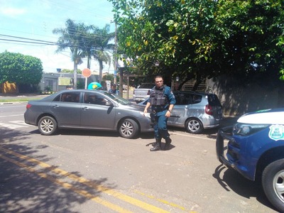 Empresário foi assaltado em cruzamento da Júlio de Castilho, em MS (Foto: Osvaldo Nóbrega/TV Morena)
