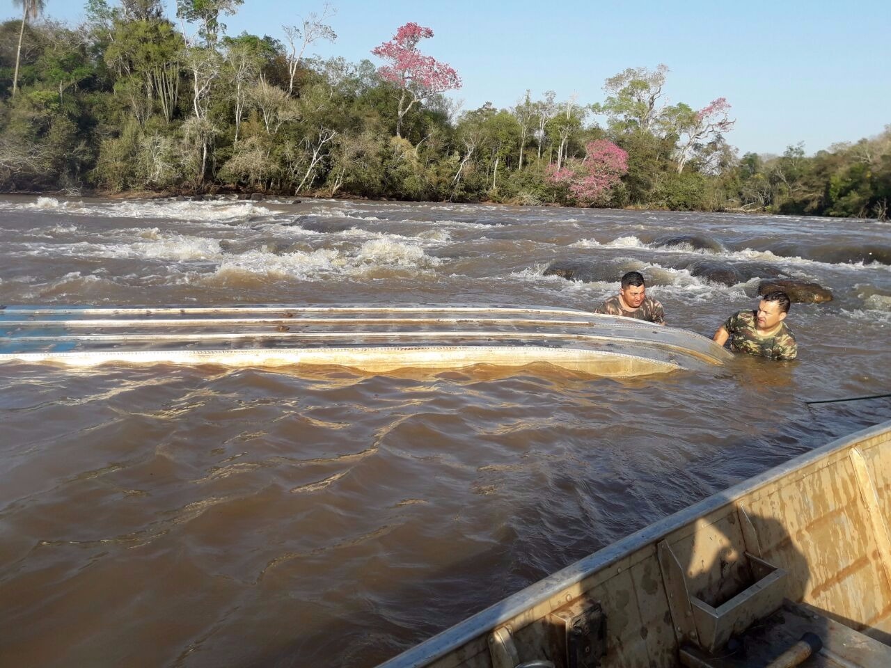 Embarcação afunda e pescadores são salvos por policiais militares ambientais Homens foram resgatados pela PMA - Foto: Divulgação/PMA