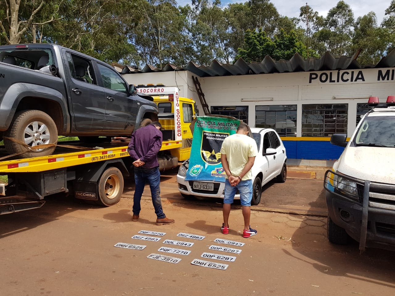 Dupla é presa com caminhonete e carro roubados na MS-164 (Divulgação)