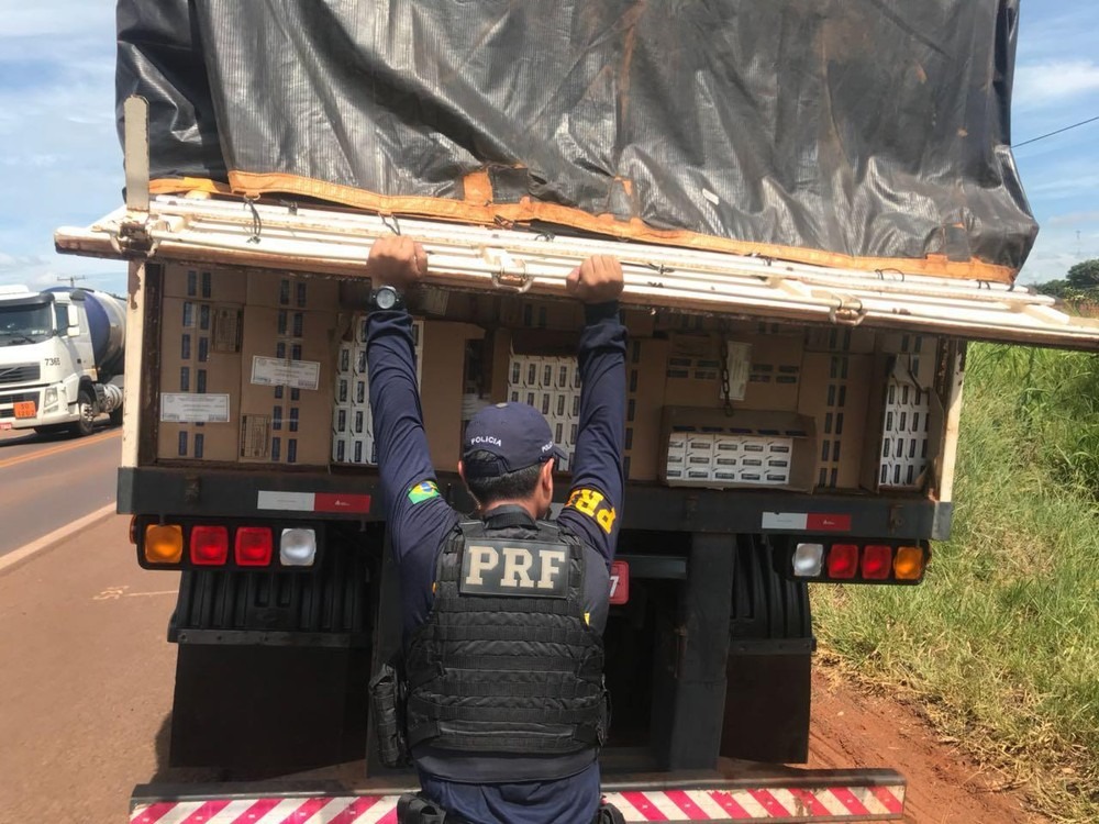 PRF apreende 450 mil carteiras de cigarro em campo grande. Motorista havia dito que carga era de arroz em MS (Foto: Divulgação/PRF)