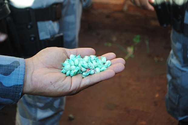 Mulher engole papelotes de cocaína para polícia não achar e morre