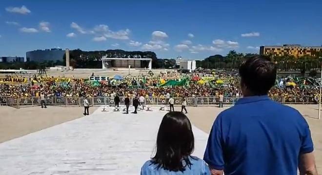 Bolsonaro encontra apoiadores e diz que nomeará diretor da PF amanhã Bolsonaro assiste a ato de apoio ao governo em frente ao Palácio do Planalto
Reprodução/Facebook