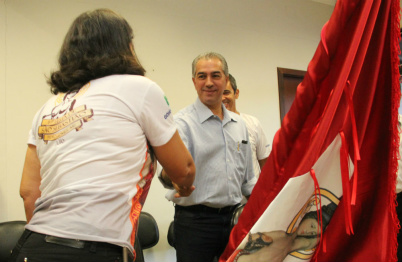 Bandeira da Festa de São Sebastião, de Pedro Gomes, visita governadoria