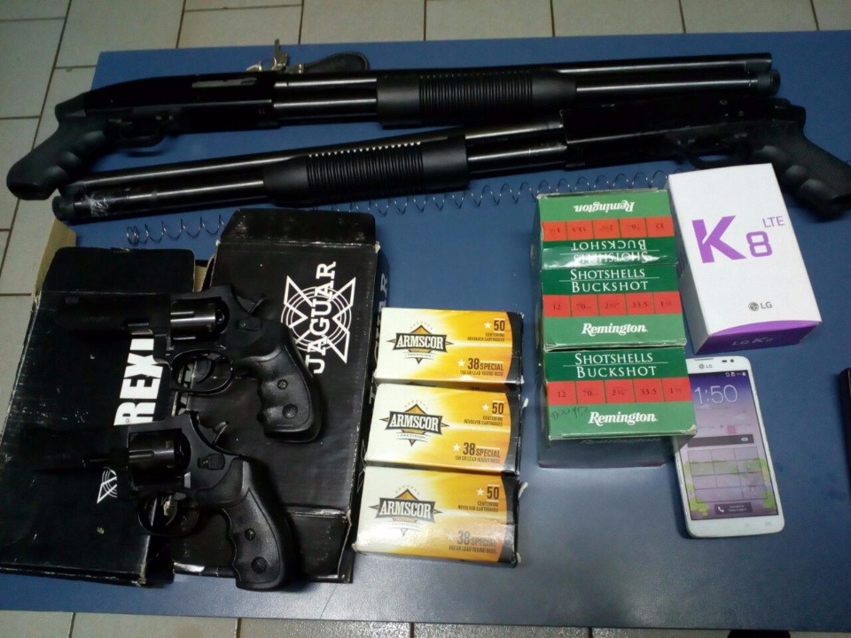 Jovem é preso em ônibus com quatro armas de fogo e 225 munições