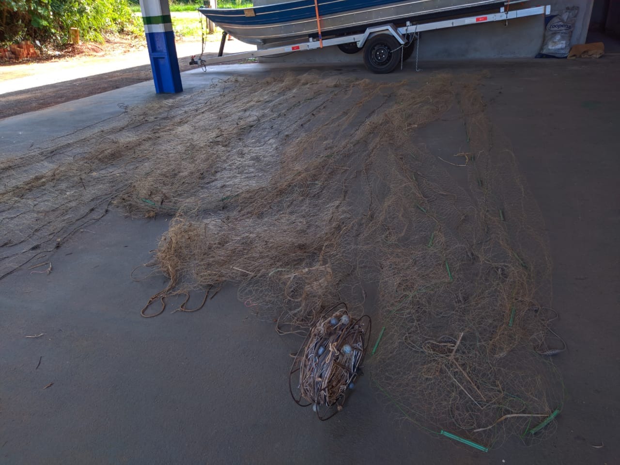 PMA retira redes e anzóis de galho nos rios Amambai e Verde
