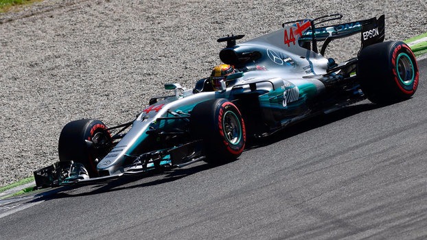 Soberano, Hamilton vence na Itália do Mundial de F-1 Lewis Hamilton durante o GP da Itália de Fórmula 1 em 2017: vitória e liderança