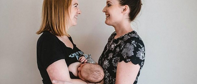 Mulheres que não engravidaram podem produzir leite por indução © Reprodução / Lacey Barratt