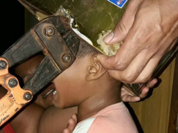 Menino de 5 anos fica entalado ao brincar com lata de tinta na cabeça Menino ficou entalado ao colocar lata de tinta na cabeça no interior do Acre (Foto: Divulgação/Corpo de Bombeiros)