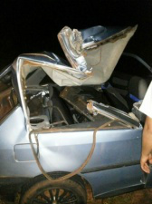 Veículo fico destruído e o teto foi arrancado. (Foto: Ivi Notícias)