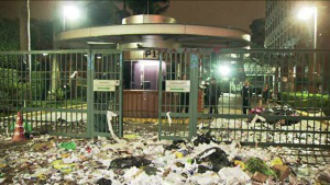 Lixo jogado em frente a editora Abril - Foto: G1