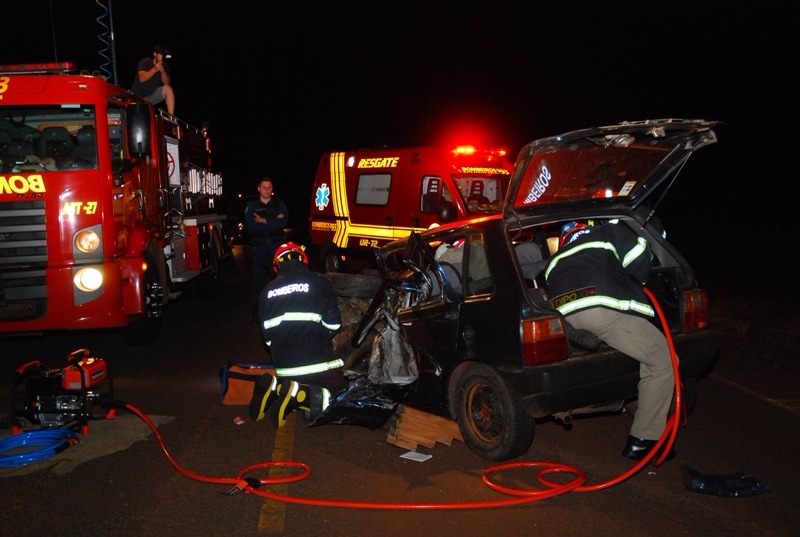 Colisão entre carro e caminhão deixa passageiro preso às ferragens As causas do acidente serão investigadas pela polícia - Thiago Apolinário/DahoraBataguassu