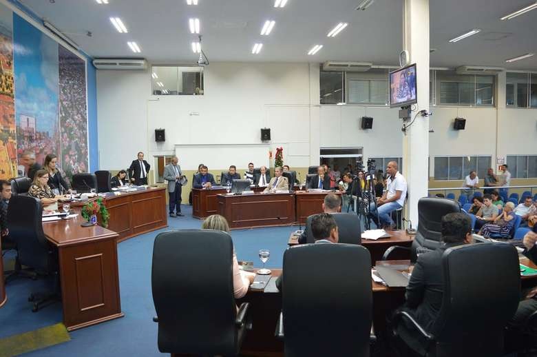 Sessão da Câmara de Dourados foi encerrada às 23h10 sem votar requerimentos da base aliada da prefeita. Osvaldo Duarte/Ddos News