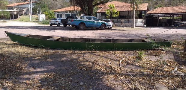 PMA apreende embarcação utilizada em contrabando de combustível da Bolívia PMA apreende embarcação utilizada em contrabando de combustível da Bolívia