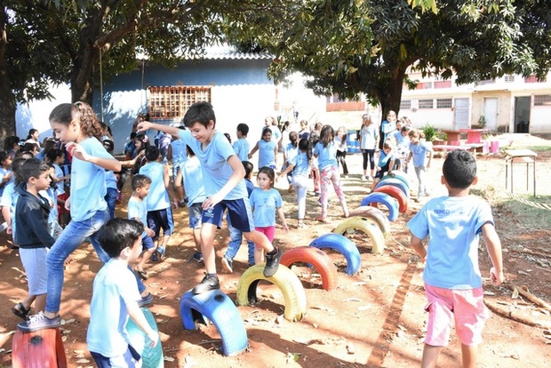Alunos de escola municipal ganham parque do projeto Arte com Pneus Alunos de escola municipal ganham parque do projeto Arte com Pneus