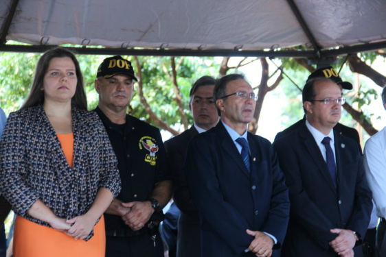 Vereadora Daniela Hall entre as autoridades na troca de comando no DOF (Foto: Thiago Morais)