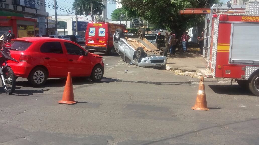 Veículo capota após colisão no cruzamaneto da 25 de Dezembro com Antônio Maria Coelho Veículo capota após colisão no cruzamaneto da 25 de Dezembro com Antônio Maria Coelho