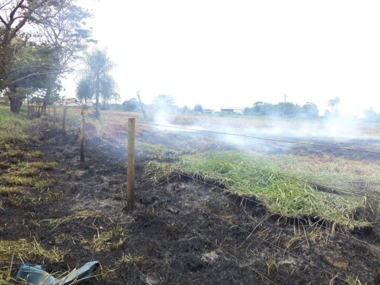 Homem é autuado por incêndio para limpeza de terreno urbano