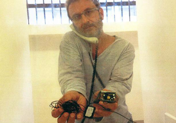 Youssef mostra equipamentos  que ele diz ter achado dentro da cela, na carceragem da PF em Curitibá (PR)  Foto Reprodução