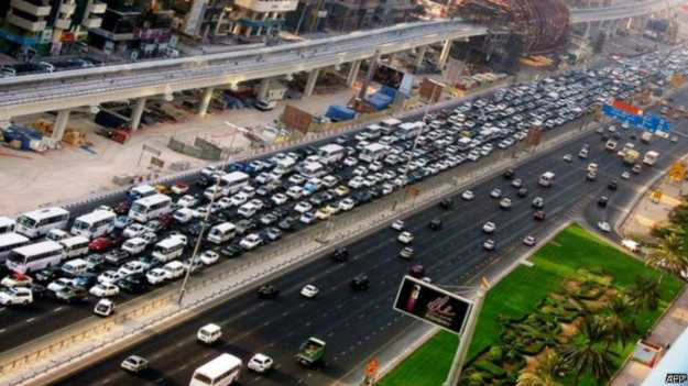 Dubai oferece prêmio em ouro para quem trocar carro por transporte público Autoridades de Dubai vão sortear quatro quilos de ouro entre usuários de transporte público