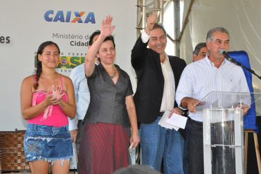 Prefeito participa da entrega de 810 casas a famílias no Celina Jallad Solenidade teve a presença da ministra Tereza Campello, representando a preseidente Dilma
Foto:César Krügel/ Mario Bueno