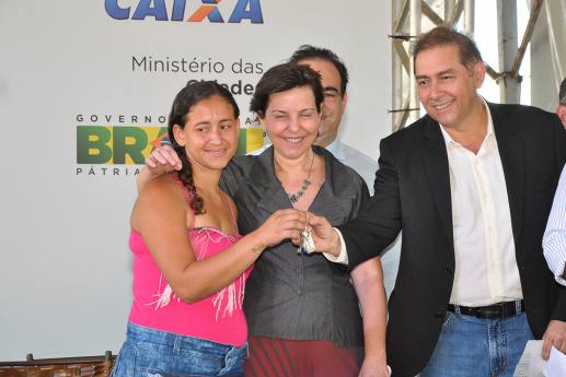 Prefeito participa da entrega de 810 casas a famílias no Celina Jallad Prefeito participa da entrega de 810 casas a famílias no Celina Jallad