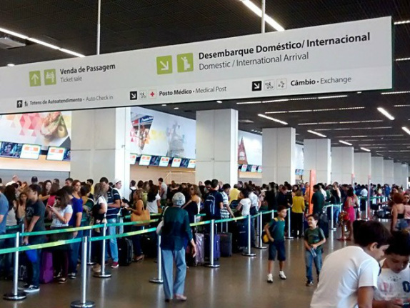 Após alerta de fumaça em porão, avião da Latam faz pouso de emergência no DF Área de embarque do Aeroporto JK, em Brasília, em imagem de arquivo (Foto: G1)