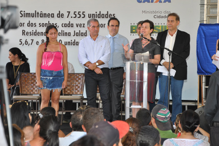 Prefeito participa da entrega de 810 casas a famílias no Celina Jallad Prefeito participa da entrega de 810 casas a famílias no Celina Jallad