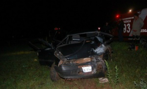 Frente do veículo ficou totalmente destruída - Foto: Vicentina Online