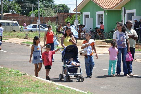Prefeito participa da entrega de 810 casas a famílias no Celina Jallad Prefeito participa da entrega de 810 casas a famílias no Celina Jallad