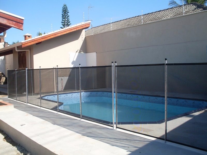 Gêmeos de um ano e dois meses morrem afogados em piscina na casa dos pais Gêmeos de um ano e dois meses morrem afogados em piscina na casa dos pais