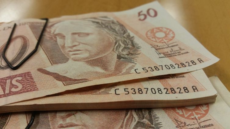 Cheque especial terá juros limitados a partir de segunda-feira Cada cliente terá, a princípio, um limite pré-aprovado de R$ 500 por mês para o cheque especial sem pagar tarifa - Daniel Isaia/Agência Brasil