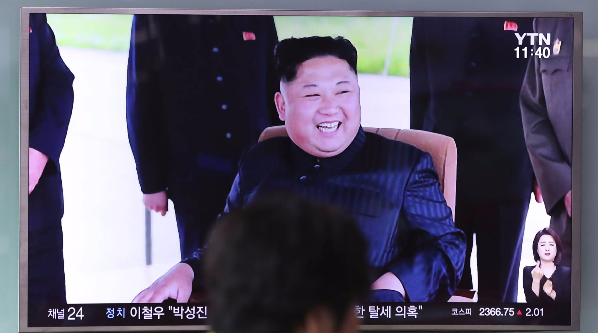 Diplomacia é único caminho para evitar escalada nuclear de Kim Jong-un O líder norte-coreano em um programa de televisão. LEE JIN-MAN - AP