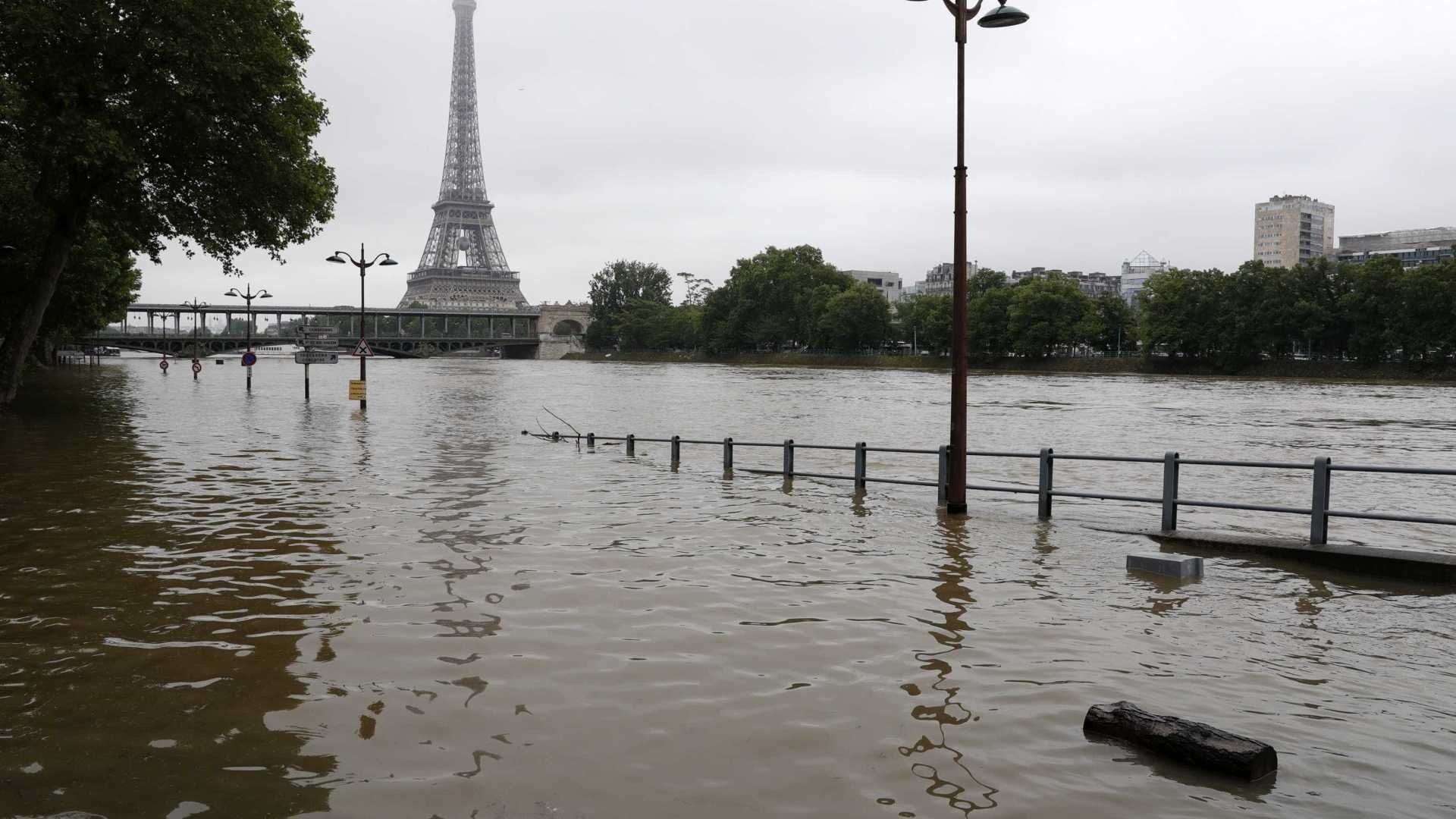 Inundação muda paisagem de Paris, mas Sena deve parar de subir