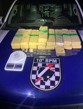 PM faz busca por suspeito e acaba encontrando maconha em casa de cachorro PM faz busca por suspeito e acaba encontrando maconha em casa de cachorro