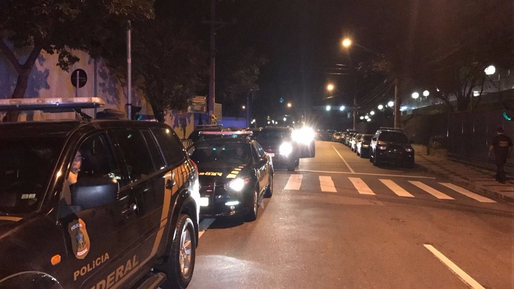 Polícia Federal faz operação contra tráfico internacional de drogas em 5 estados e no DF Carros da PF saem para cumprir mandados em operação nesta segunda (Foto: Amós Alexandre)