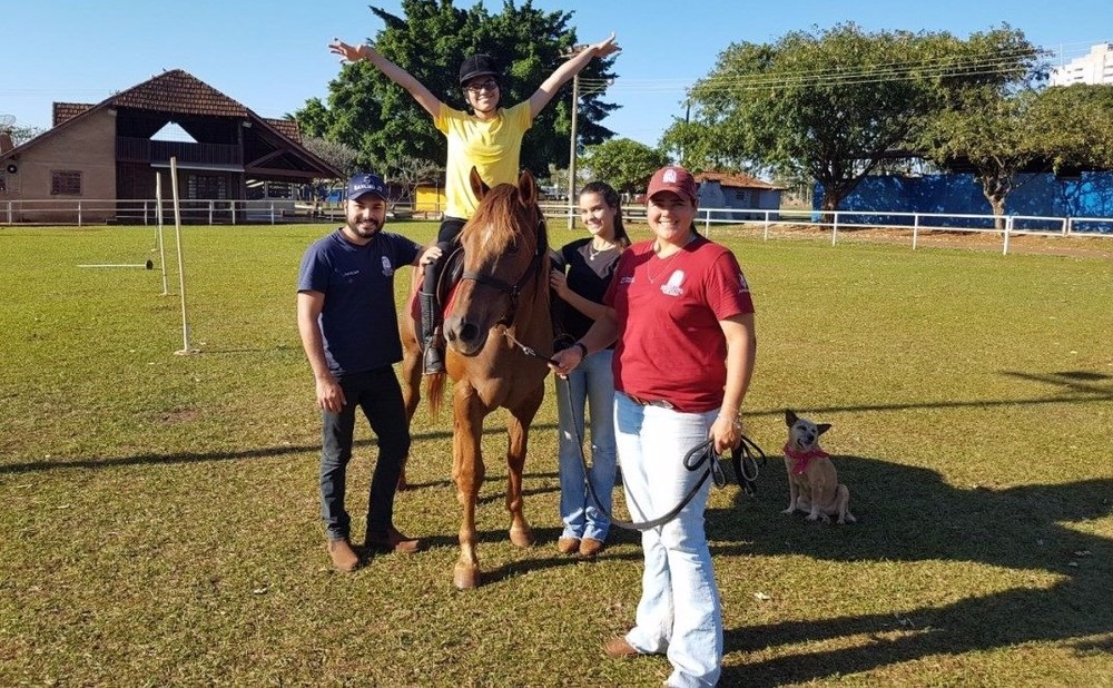 Mariana Cesco com os instrutores e, à frente, a empresária Camila Splenger (Foto: Facebook/Reprodução)
