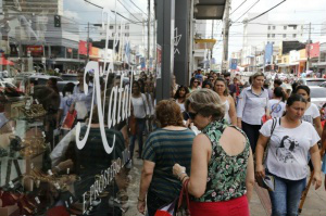 Bancos funcionam normal até hoje e supermercados não abrem dia 25 Comércio do Centro funciona hoje até às 22h e amanhã em horário reduzido.(Foto: Gerson Walber)
