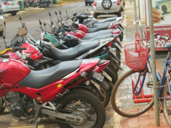 Motos pagarão estacionamento e vagas de parquímetro “tomarão” vários outros pontos Vagas com parquímetro serão estendidas em vários pontos da cidade e motos começarão a pagar (Foto - Gizele Almeida)