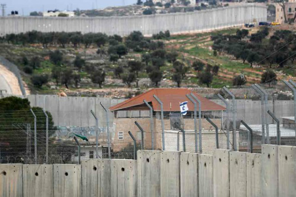 Banksy abre hotel com 'pior vista do mundo' em frente ao muro israelense na Cisjordânia Foto tirada da janela do hotel Walled Off mostra o muro israelense em Belém (Foto: Thomas Coex/AFP)