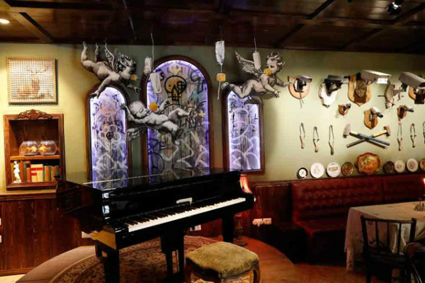 Banksy abre hotel com 'pior vista do mundo' em frente ao muro israelense na Cisjordânia Lobby do hotel Walled Off, do artista Banksy (Foto: Thomas Coex/AFP)