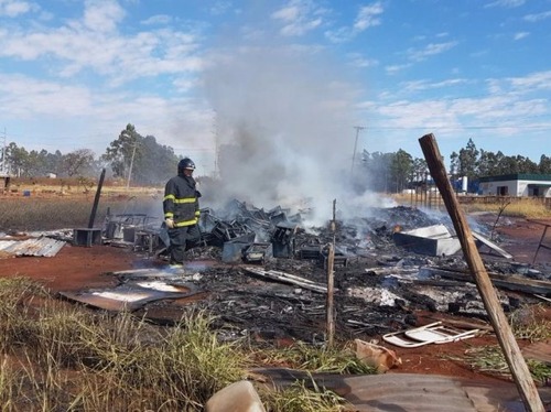 Corpo de Bombeiros esteve no local do incêndio. (Foto: Marcus Moura)
