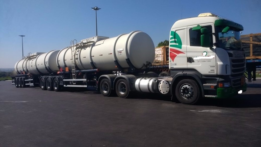 Carreta apreendida com 57 mil litros de gasolina sem licença ambiental (Foto: PMA/Divulgação)