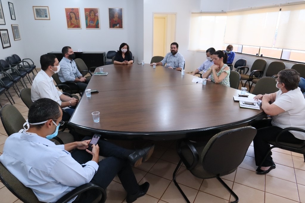 Prefeitura estuda com bancos dilatação de prazos de consignados Prefeita e secretários se reuniram representantes de agências bancárias parceiras na manhã desta segunda-feira. A. Frota