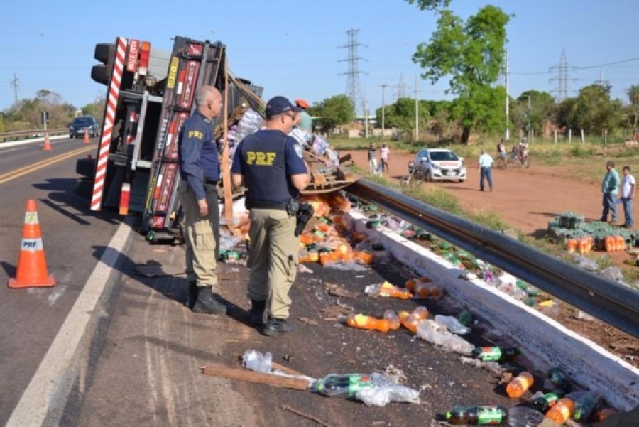 O ocorrido atraiu curiosos e parte da carga foi saqueada. - Luiz Guido/O Pantaneiro
