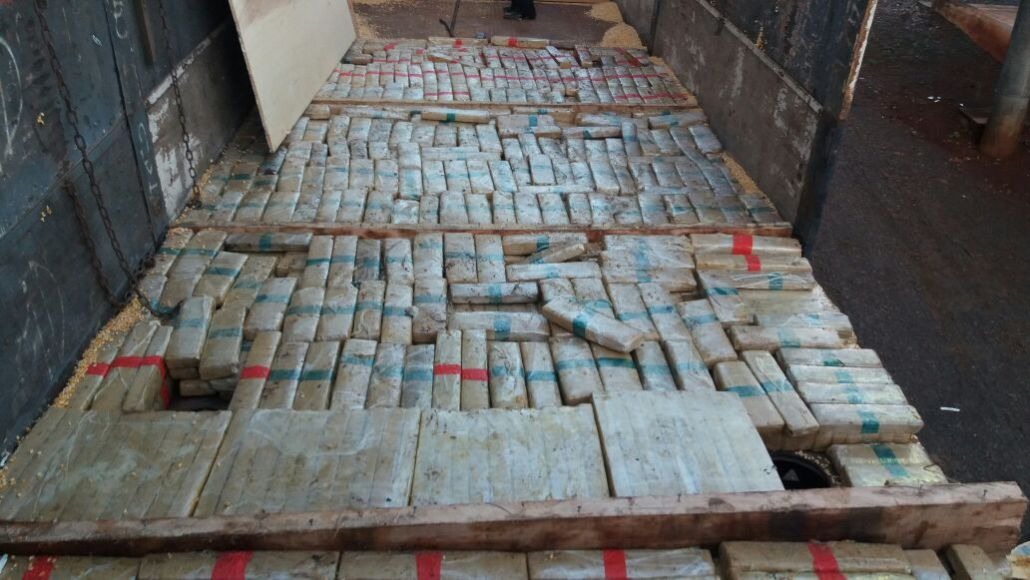 PRF apreende carregamento de maconha em fundo falso de carreta A droga estava em um fundo falso. Osvaldo Duarte