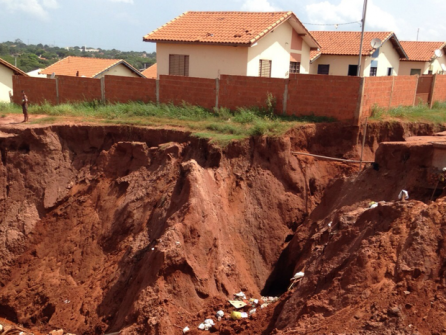 Chuvas em Naviraí provocaram uma cratera que ameaça as casas próximas (Foto: Claudia Gaigher/ TV Morena)