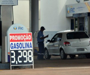 Ano vai começar com alta no preço dos combustíveis em MS Estabelecimentos estão mantendo preços estáveis neste fim de ano
(Foto: Álvaro Rezende / Correio do Estado)