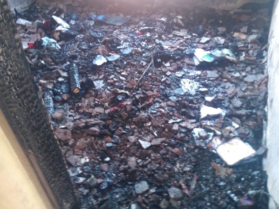 Carregador de celular na tomada pode ter sido causa de incêndio em casa na capital Quarto e banheiro ficaram destruídos. Osvaldo Nóbrega/TV Morena