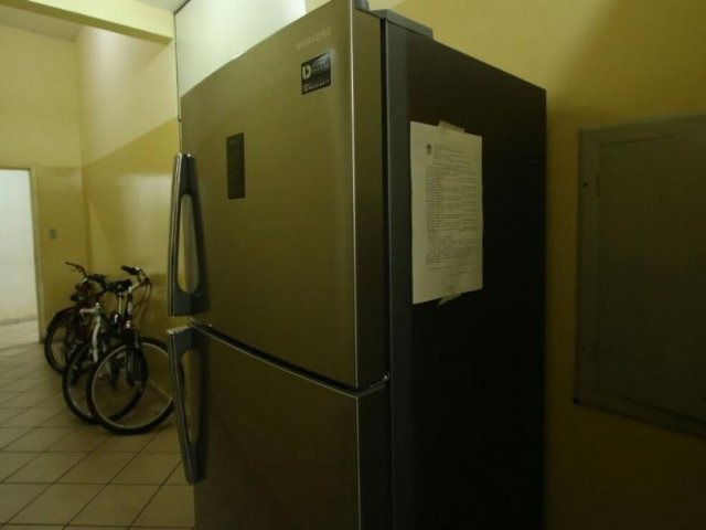 Polícia vai apreender carro apropriado indevidamente e descobre série de golpes aplicados por suspeito Geladeira apreendida na residência de homem, no Bairro Marcos Roberto, foi encaminhada à Depac Piratininga. (Foto: André Bittar)